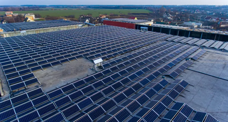 Instalação de painéis fotovoltaicos na cobertura de um armazém